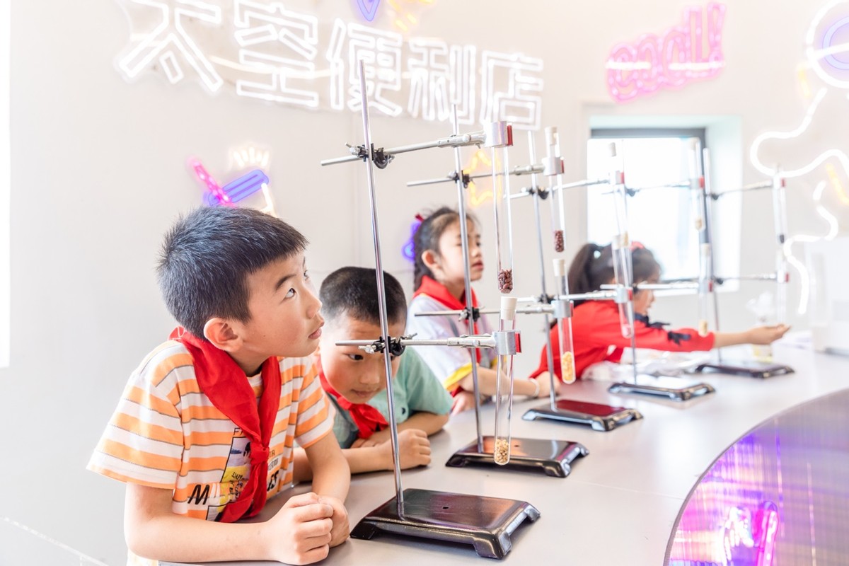 拼多多“为你读书”公益行动走进湖南乡村天文台,央视主持人与孩子们“一起看星星”