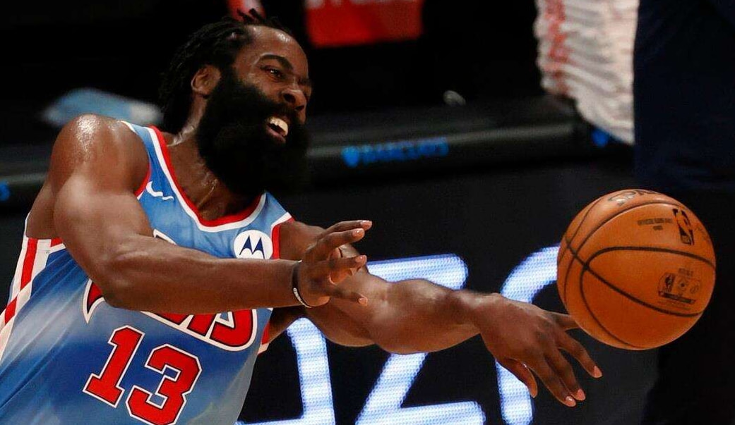 媲美库里的巨星？无法信任的球队毒瘤？哈登究竟是个怎样的球员？