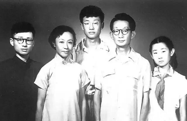 紫禁城最美三格格，在新中国摆摊卖香烟，毛主席为她点了个赞