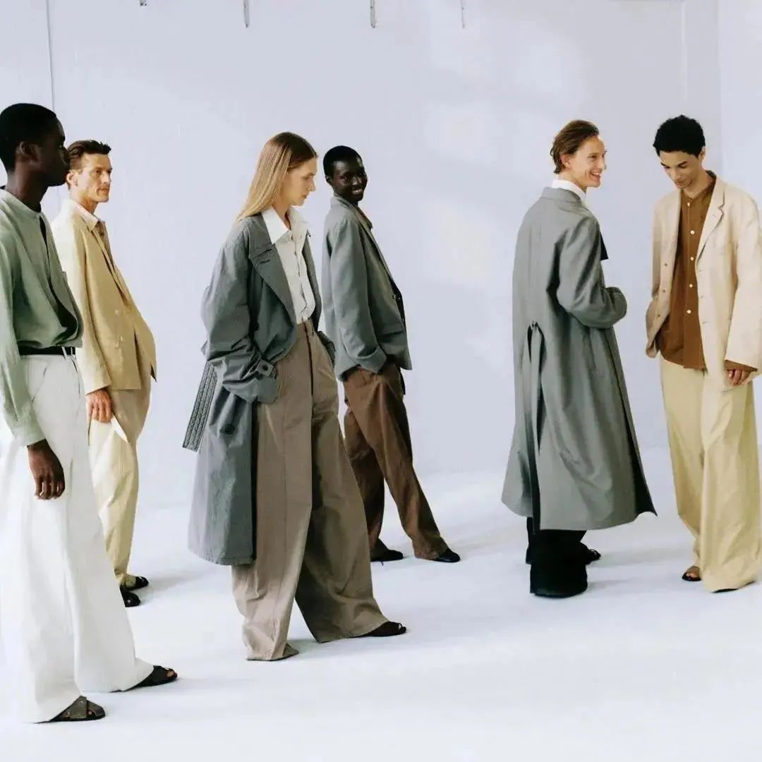 灰色和深灰哪个更适合年轻人穿,暖灰色系搭配灰白满满的高级感