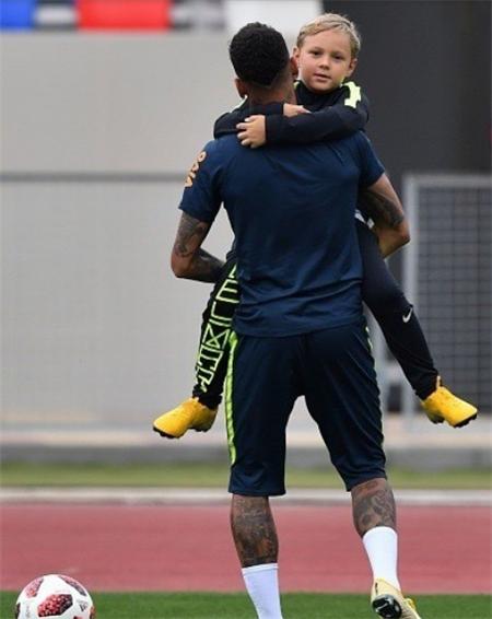 20个绯闻女友，19岁当爸，被指控性侵，内马尔如何逆袭？