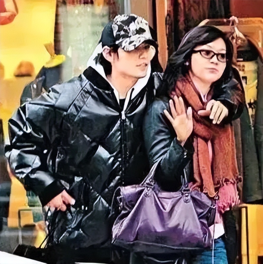 昆凌靠周杰伦成为明星,中专毕业的昆凌为何被周杰伦独宠