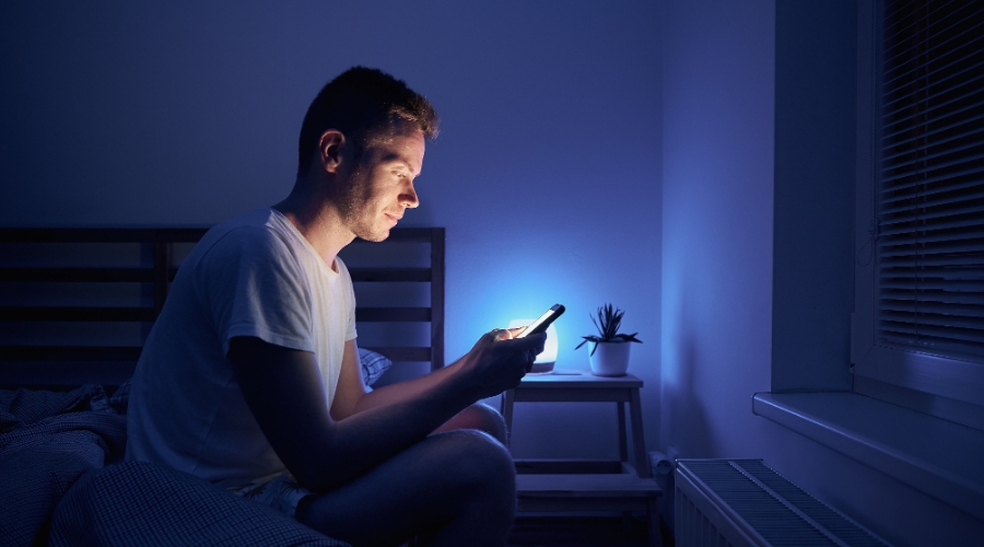 每天对着电脑手机要怎么保护眼睛,一直对着电脑眼睛干涩疼痛怎么办