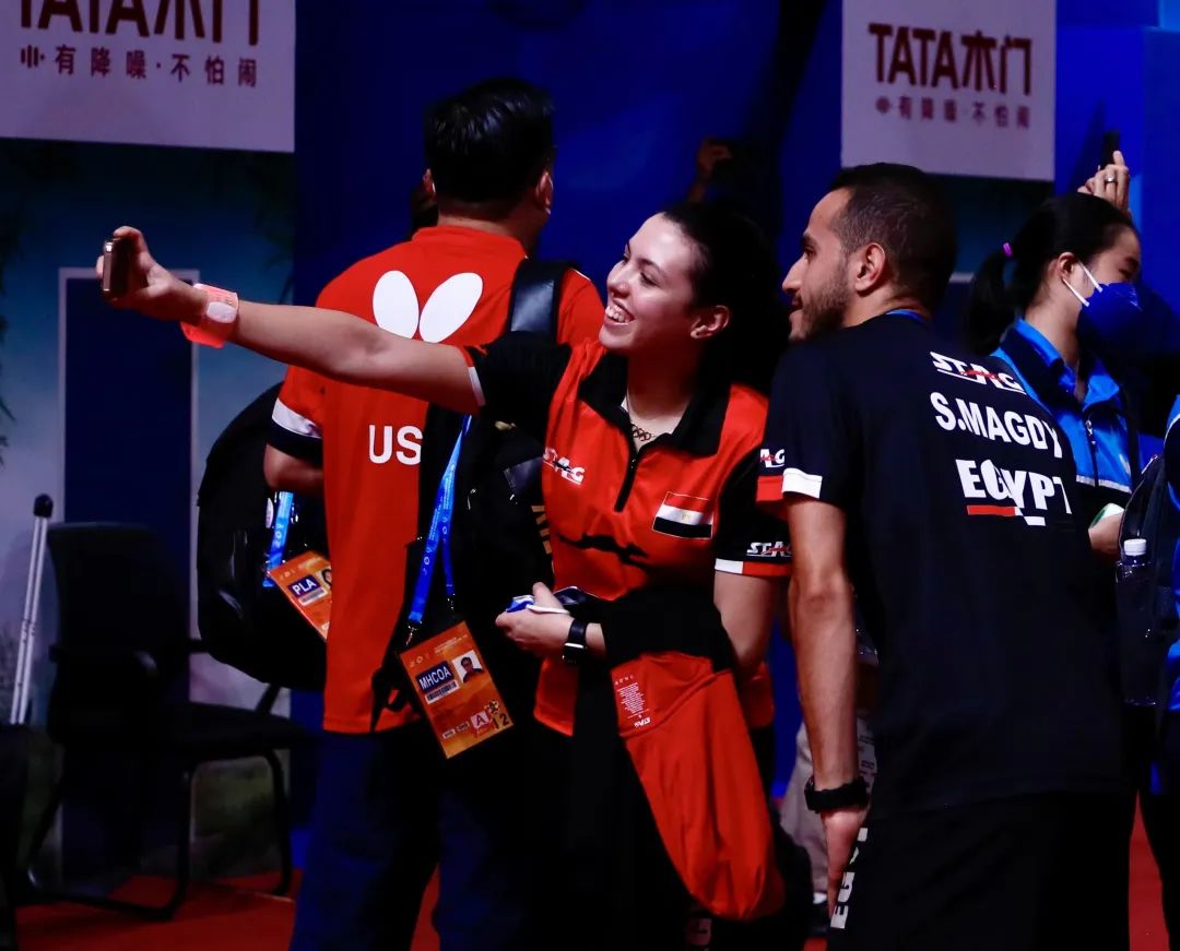 刘国梁给孙颖莎陈梦颁奖,刘国梁瓦尔德内尔杯