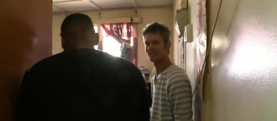 南非白人被黑人歧视,白人住贫民窟找不到工作,吃饭都靠黑人救济