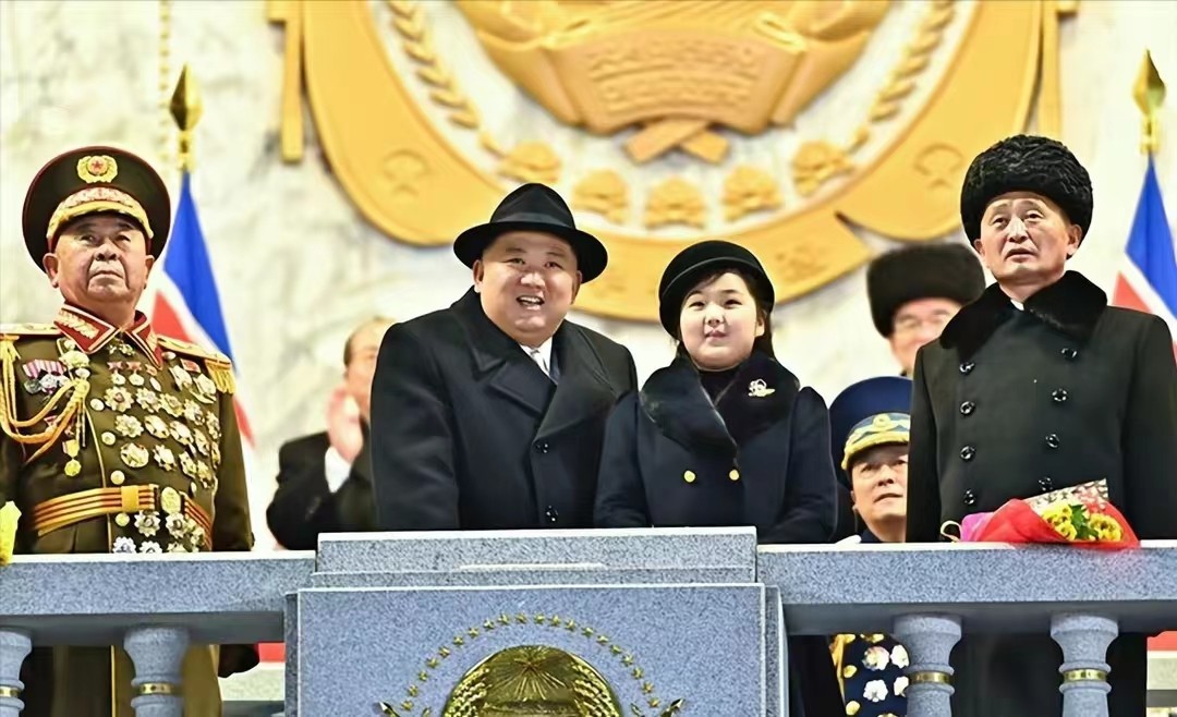 金正恩9岁女儿太成熟！闪耀亮相打扮成妈妈同款，身材富态太像爸