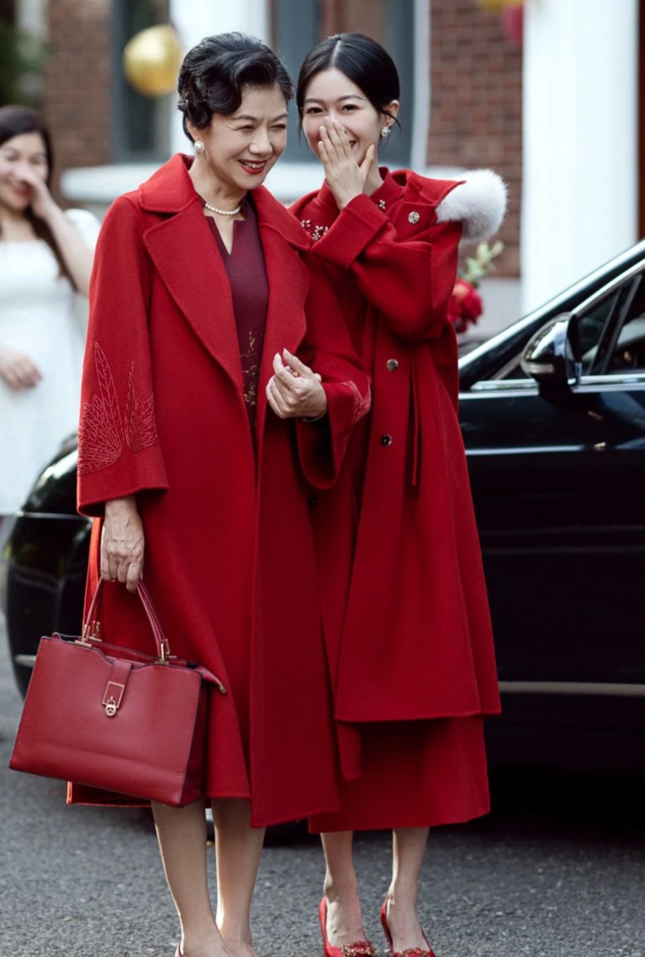 妈妈送女儿出嫁，两人同穿红色大衣，一个优雅一个贵气，都好美