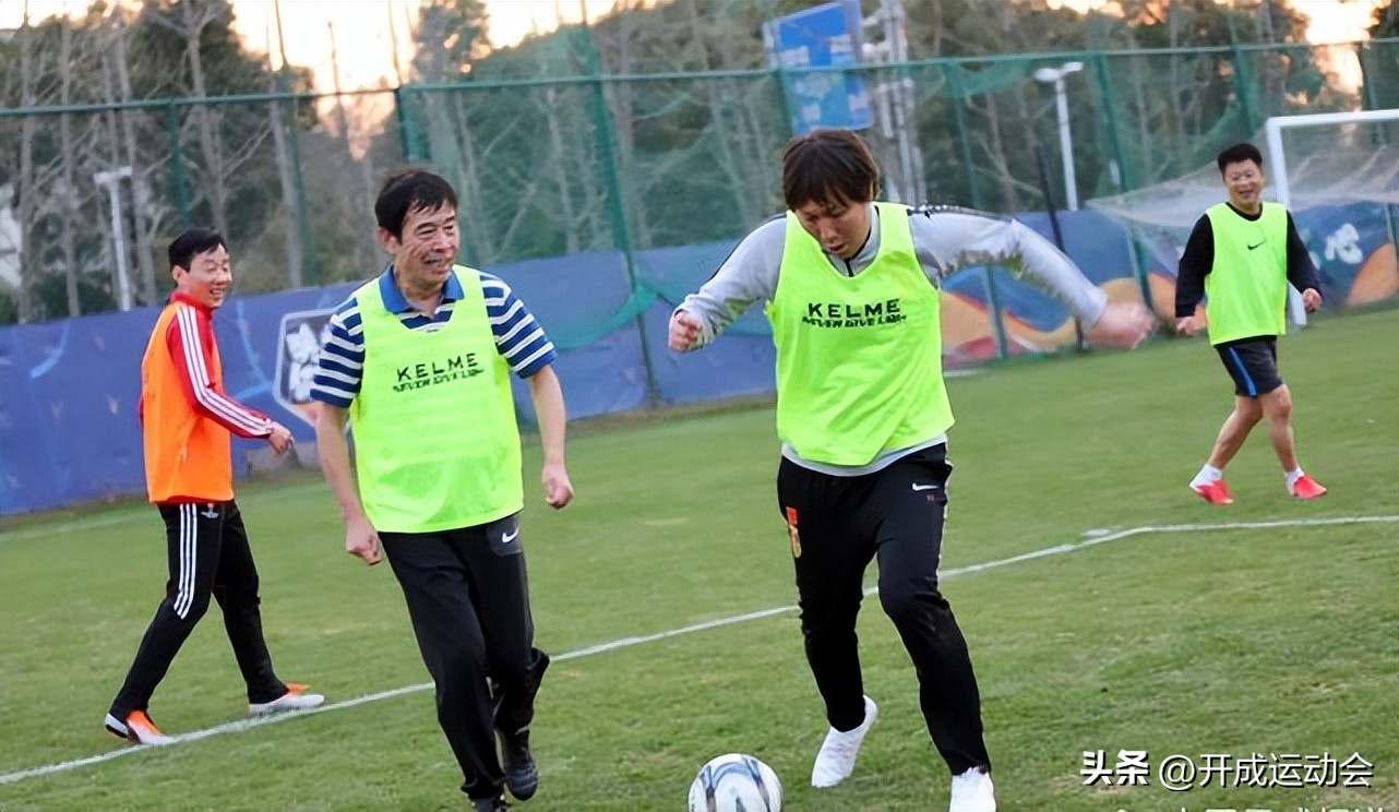 足球报李璇再爆猛料,中超裁判被观众骂完整视频