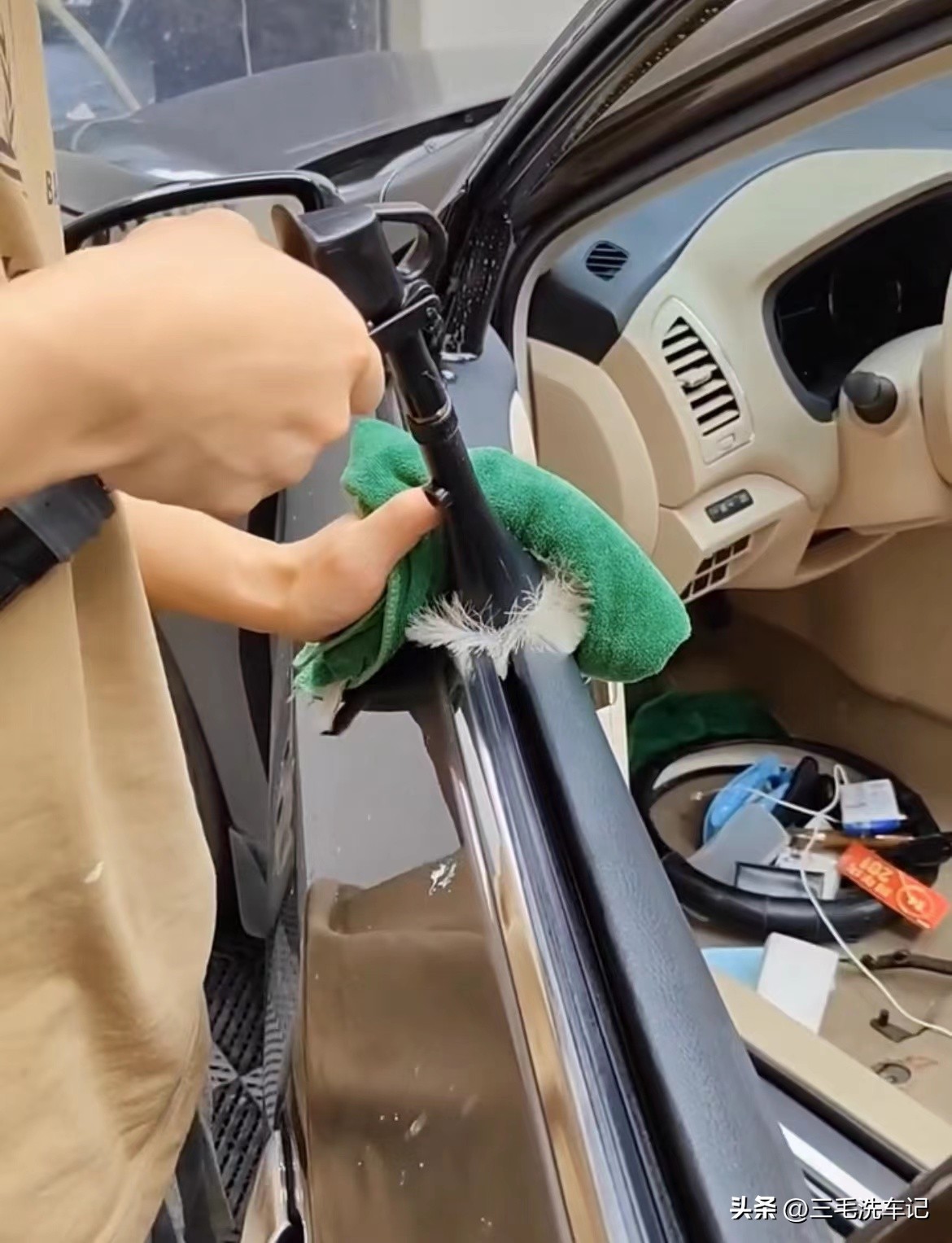 汽车内饰清洗最好的方法,汽车内饰清洗方法及流程分享