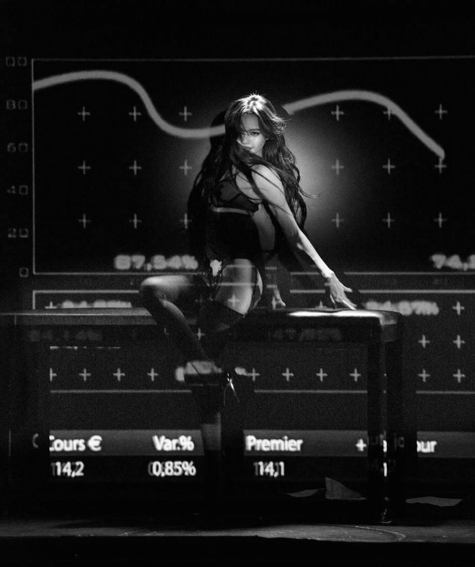 Lisa自晒“疯马秀”演出照,K线图前舞动,后台咧红唇跟继父同框