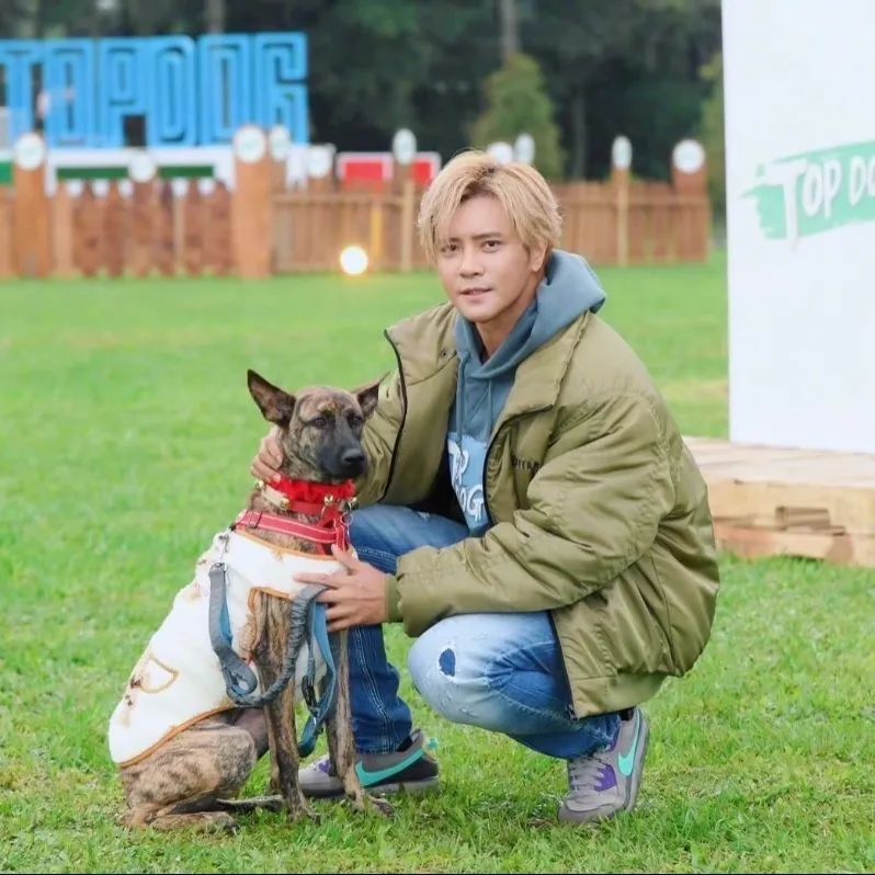 关晓彤和白鹿都是哪一年的,白鹿和关晓彤十指相扣