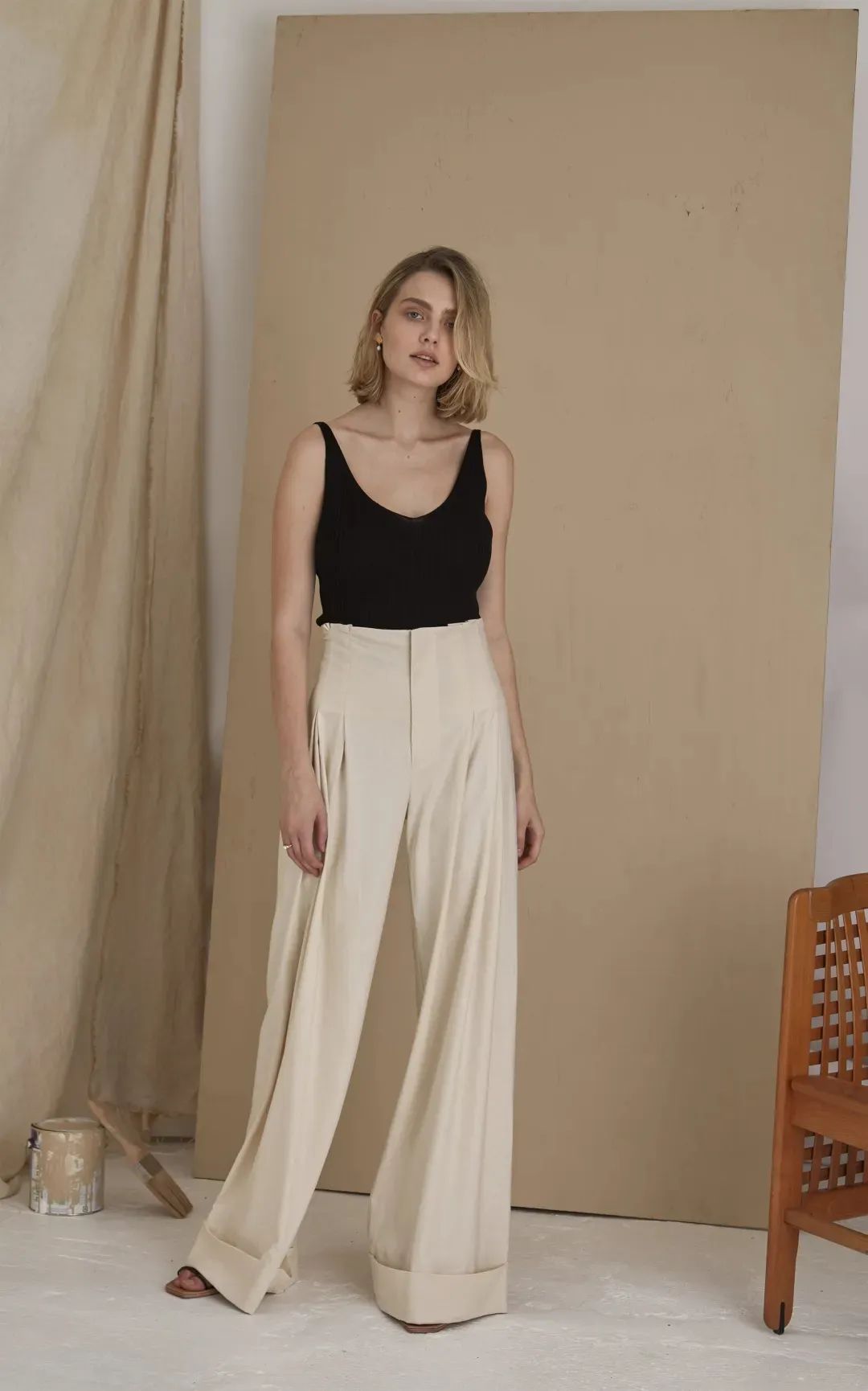 不费力不讨好的大女人穿搭，一条阔腿裤就帮你实现，穿出飒爽大气