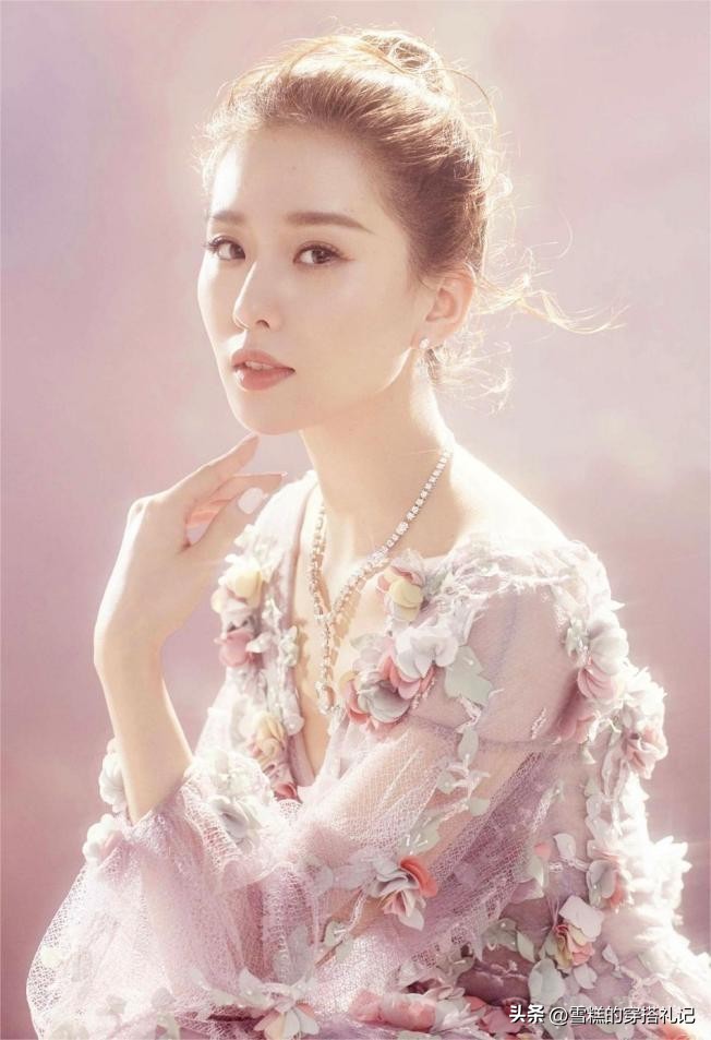 露眉露耳不过肩的发型,洋气过耳直发发型