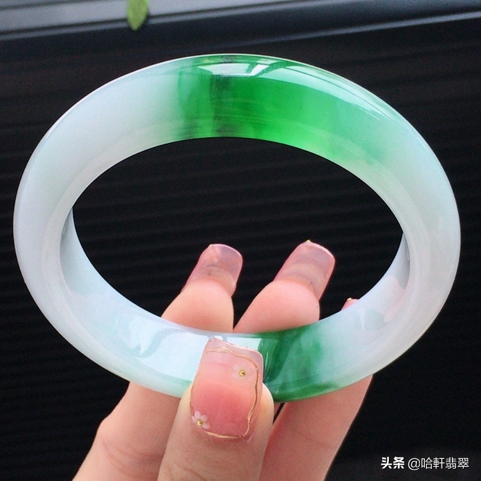 同样是翡翠，为啥带色的翡翠那么贵？尤其是绿色