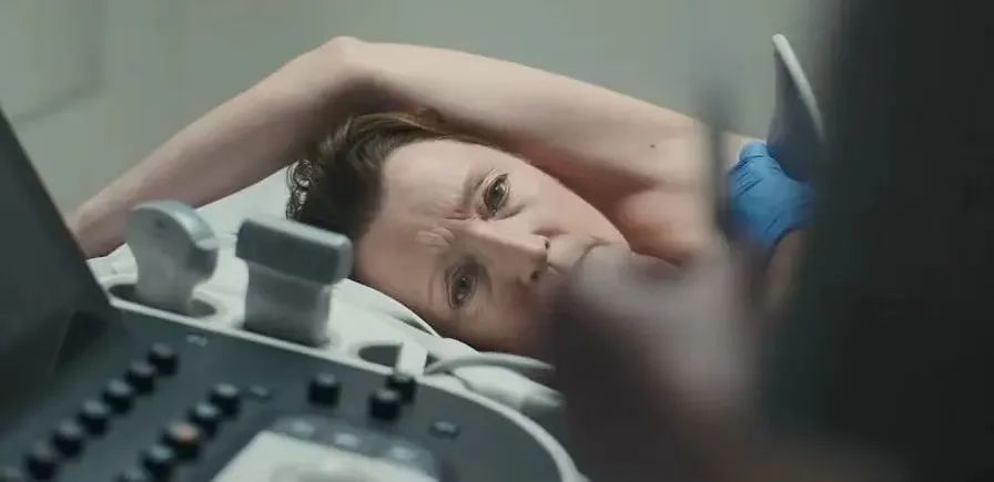 她为没有乳房的姐妹，穿上内衣