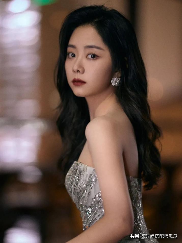 圆脸的女生适合直发吗,圆脸能留黑直发吗