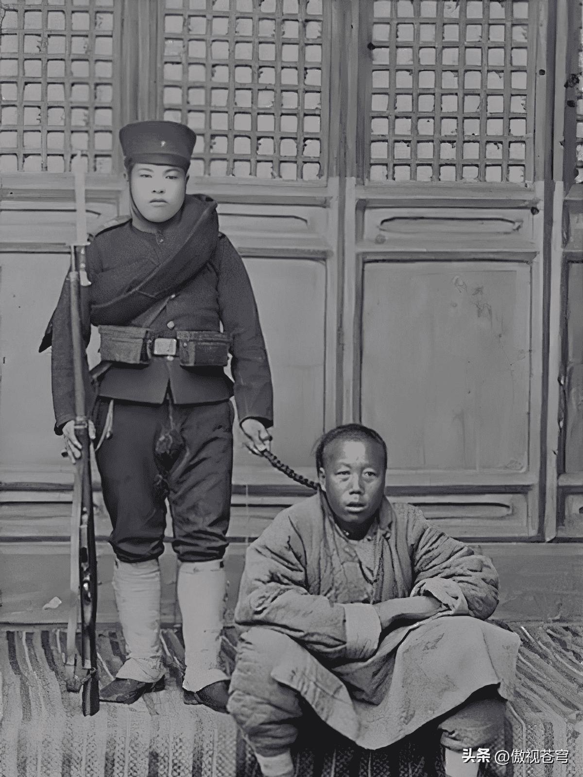 高清老照片：旗人格格大腿岔开豪放洗衣，地主三妻四妾不输女明星