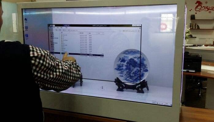 在泳池里掏出透明手机，我的笑容渐渐消失......