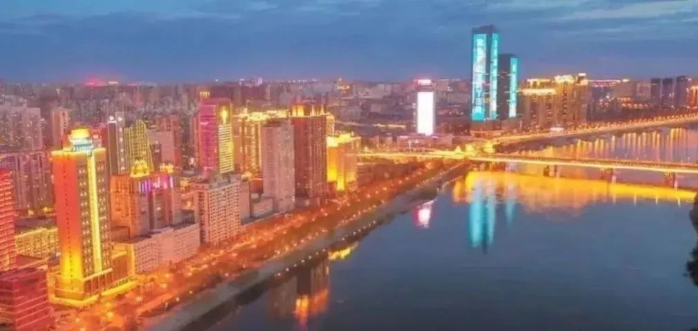 夜幕下哈尔滨美丽的松花江畔,夜幕下的哈尔滨松花江