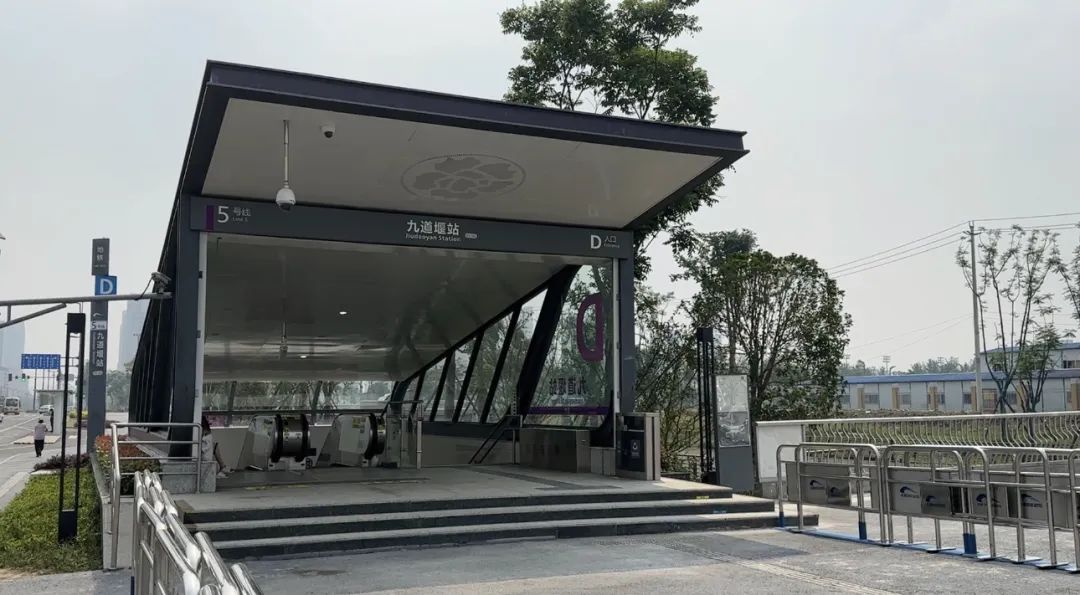 去成都凤凰山看球哪里停车,成都三万人看球赛