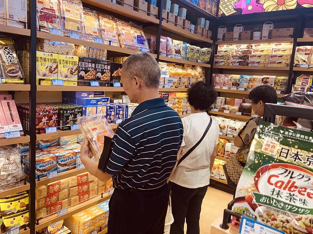 量贩式零食店最受年轻顾客青睐,一件单价30元的零食