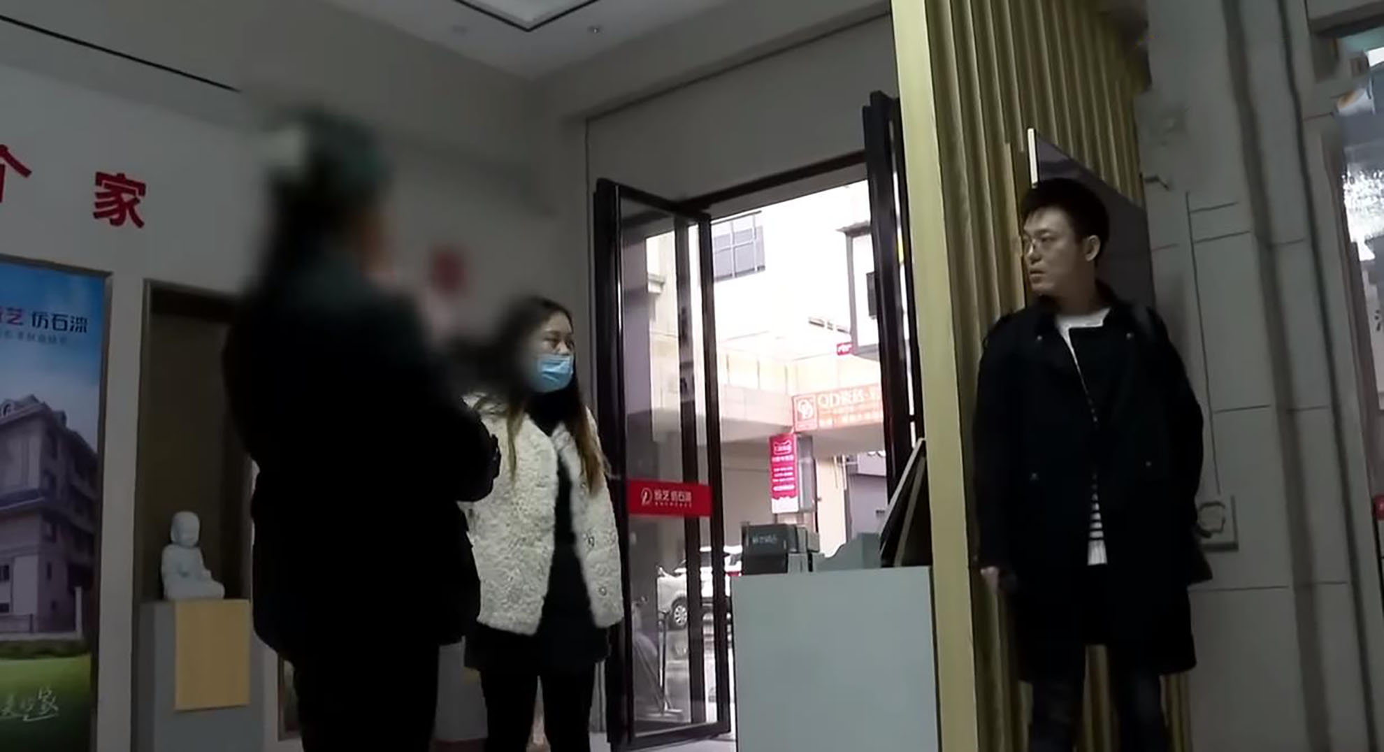 丈夫投资失败妻子摆摊还债,丈夫向妻子娘家借钱创业