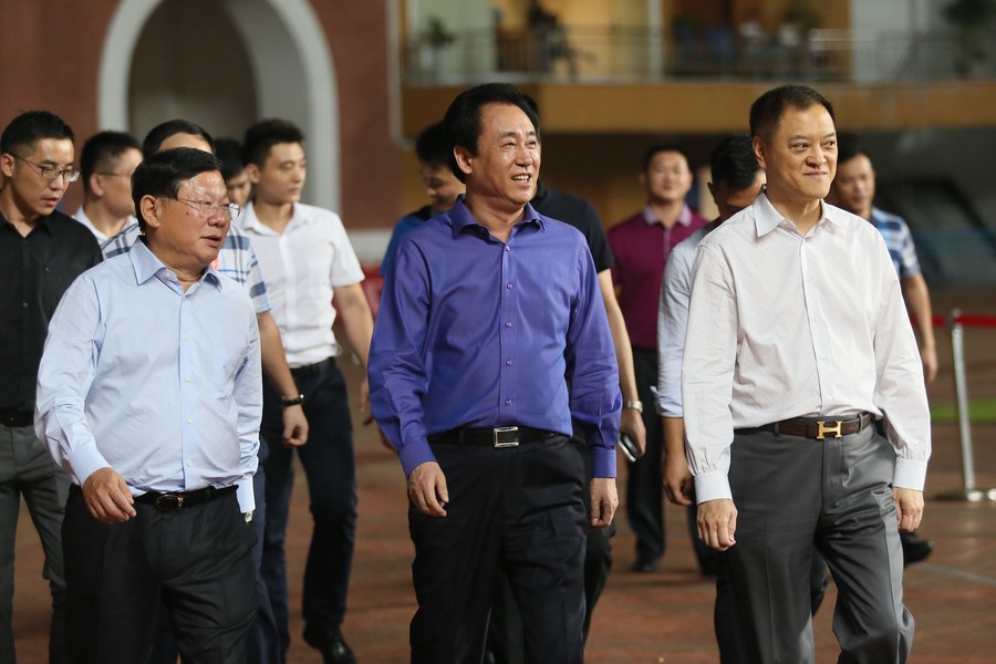 许家印又亏8000亿丝毫不慌,负债两万亿的许家印还能翻身吗