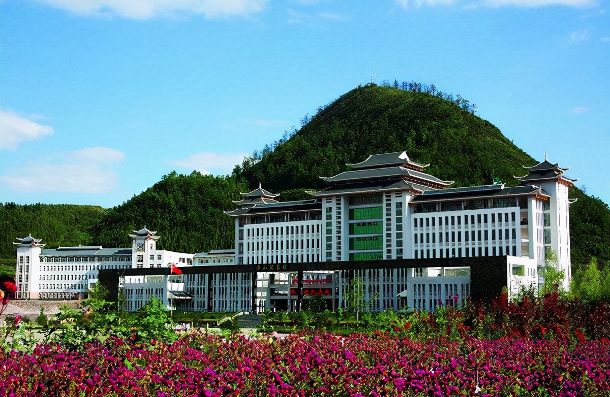 贵州黔东南大学要来了，地处凯里市，为何不是更名却是恢复校名？