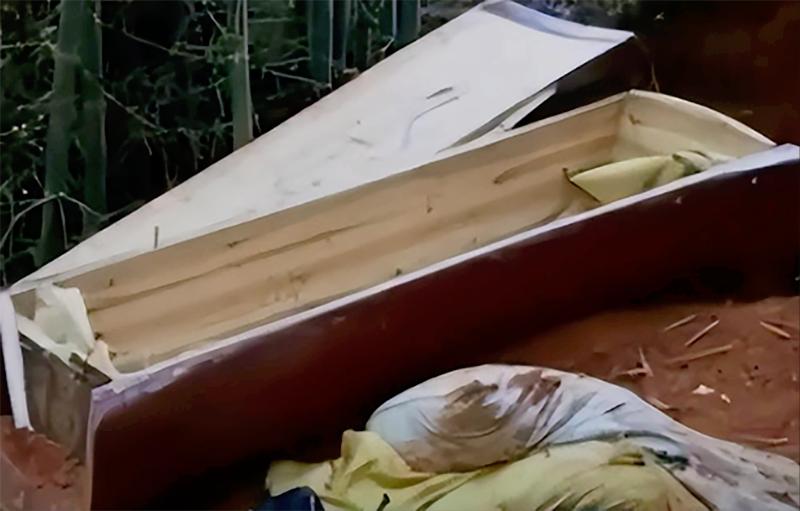 2006年广西女子给丈夫上坟时，听到丈夫叫声，开棺后丈夫死而复生