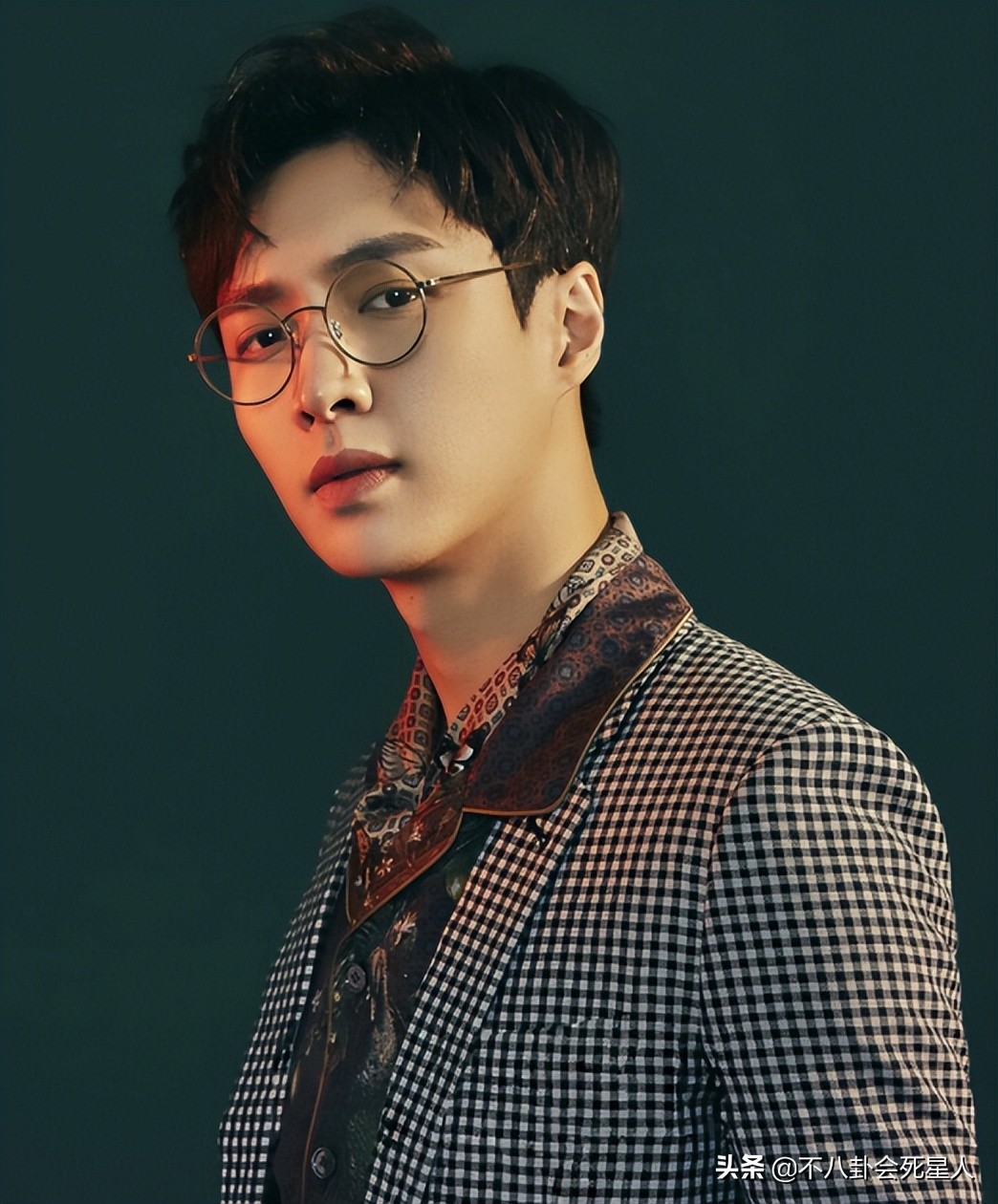 男人味也能“造假”？眉毛稀疏、画腹肌、贴鬓角，张艺兴差距最大