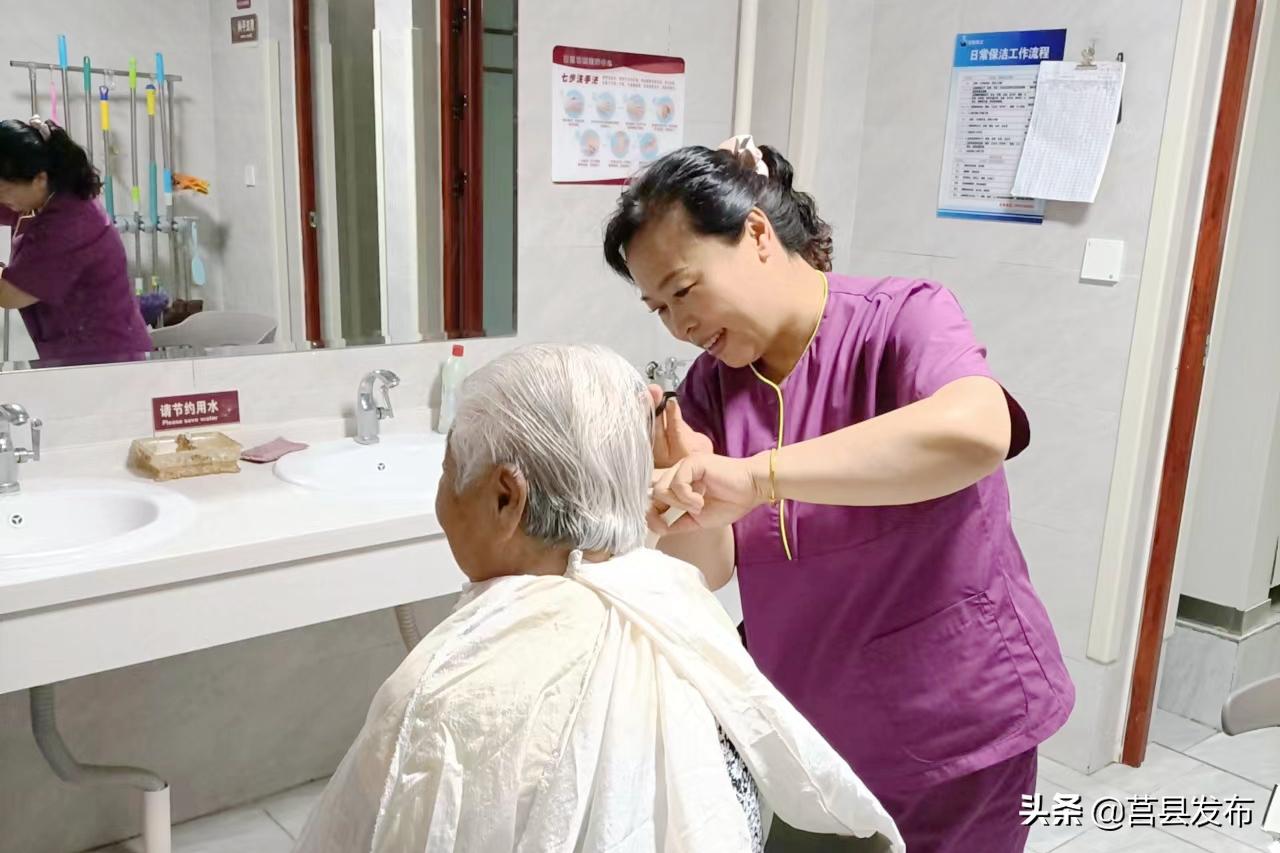 山东莒县：一推一剪暖人心剪出最美“夕阳红”