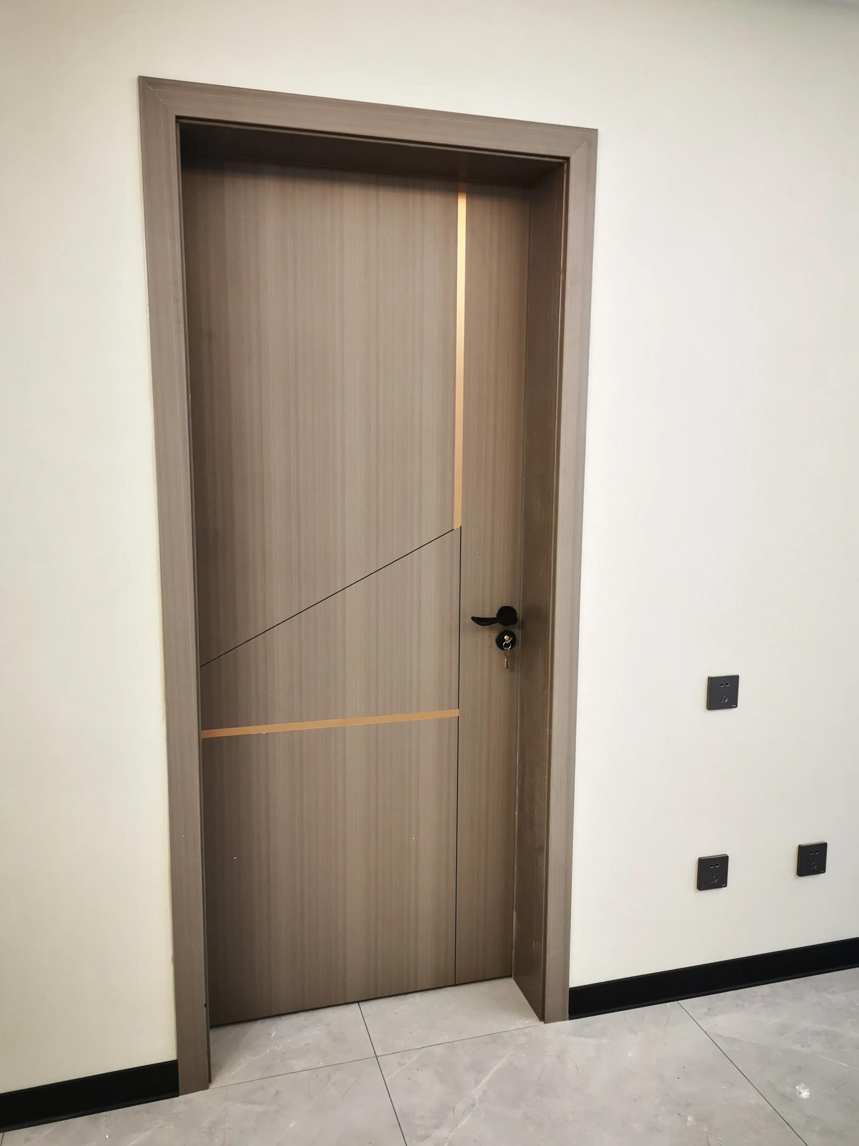 成都定制柜子鲁丽欧松板配PET肤感和高光门安装完工！640元/平方