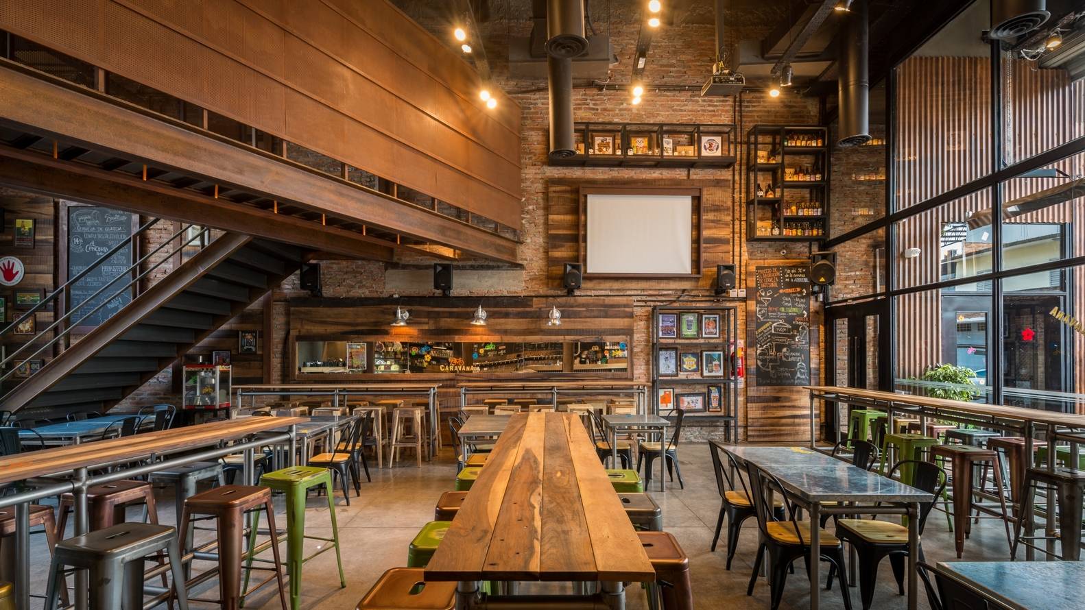 大型酒吧怎么设计,酒吧设计如何打造独特空间氛围感