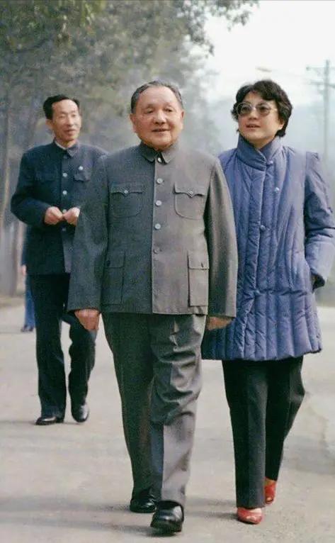 *小平邓**一生烟不离手，为买烟花光所有的钱，退休后仅用2个月戒烟