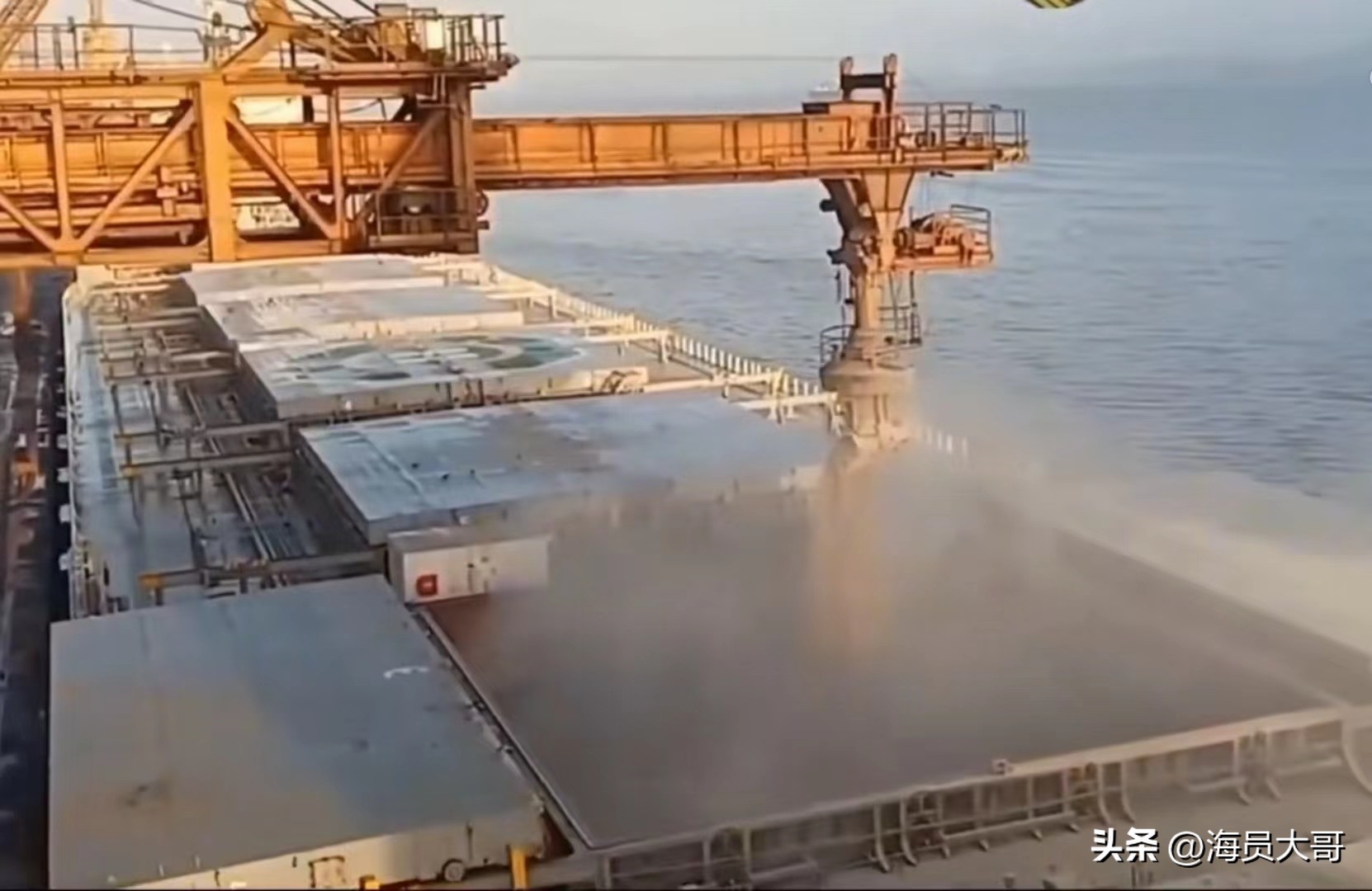 船员从美国进口大豆视频,万吨货轮装载大豆回国质量