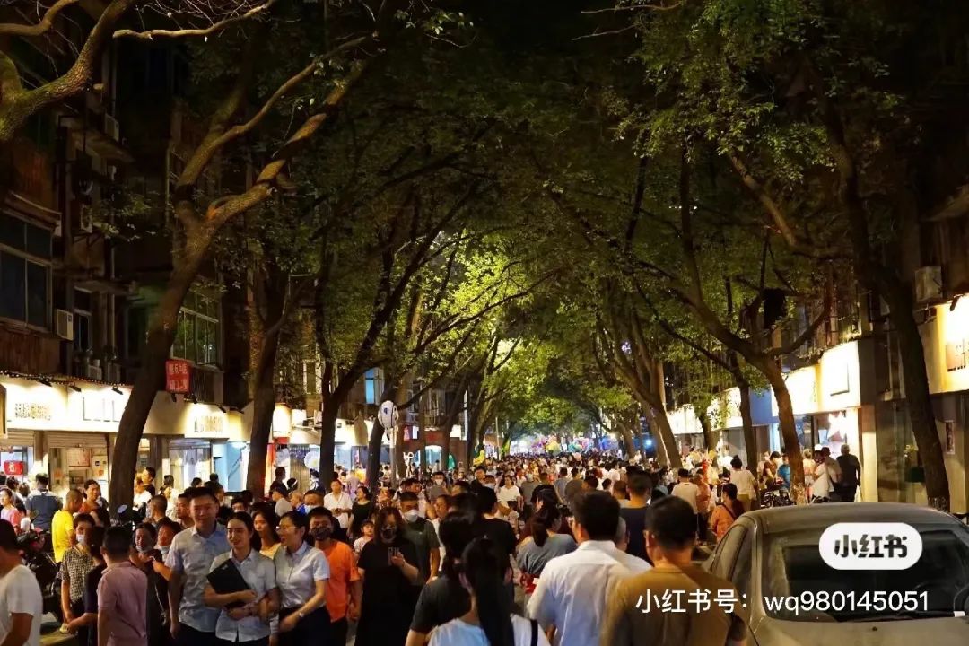 全球学子嘉游赣|华灯初上夜未央，去逛逛这几个夜市，感受烟火夜上饶！