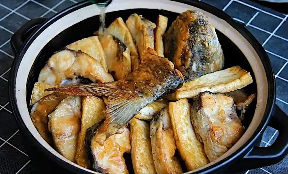 炖鱼时怎么做不粘锅不破皮,家常炖鱼如何炖不烂皮