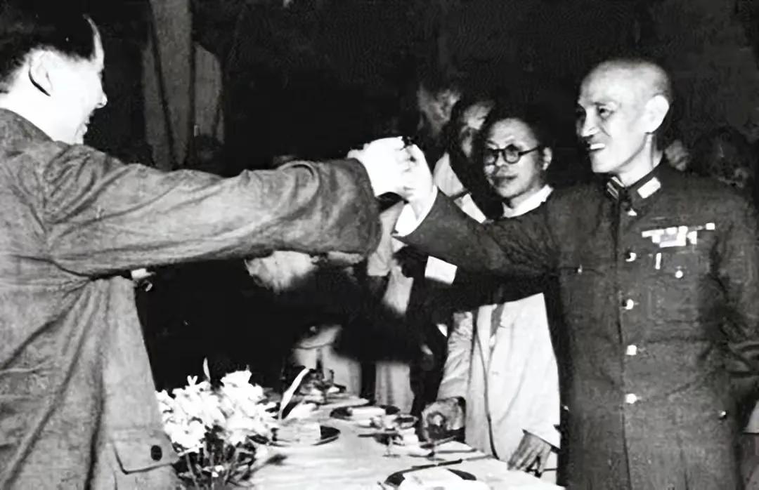 毛主席递烟给朋友，发现只剩一根烟，毛主席一个动作展现出高情商