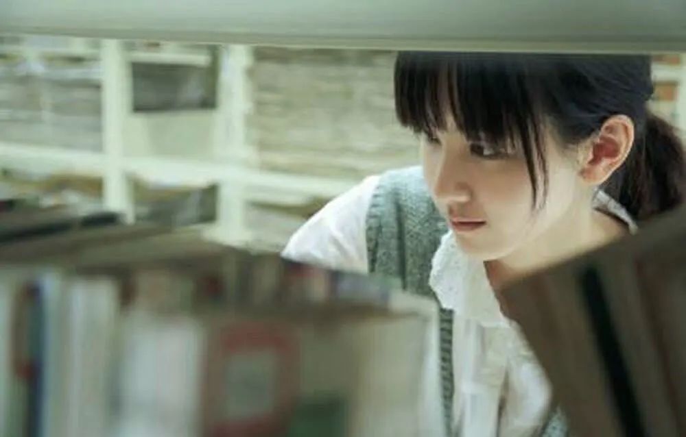 女大学生生活费800,女大学生在校收费