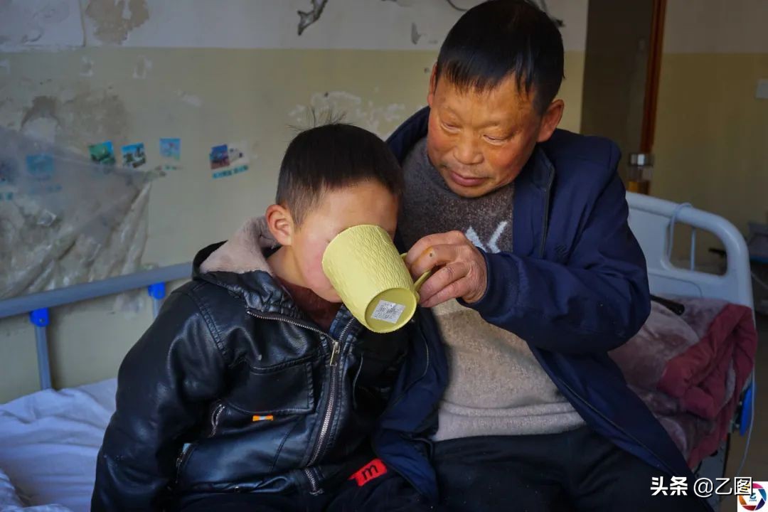 孙子发狂砍断爷爷的手筋，爷爷流泪倾诉：只要孙子能好要命都可以