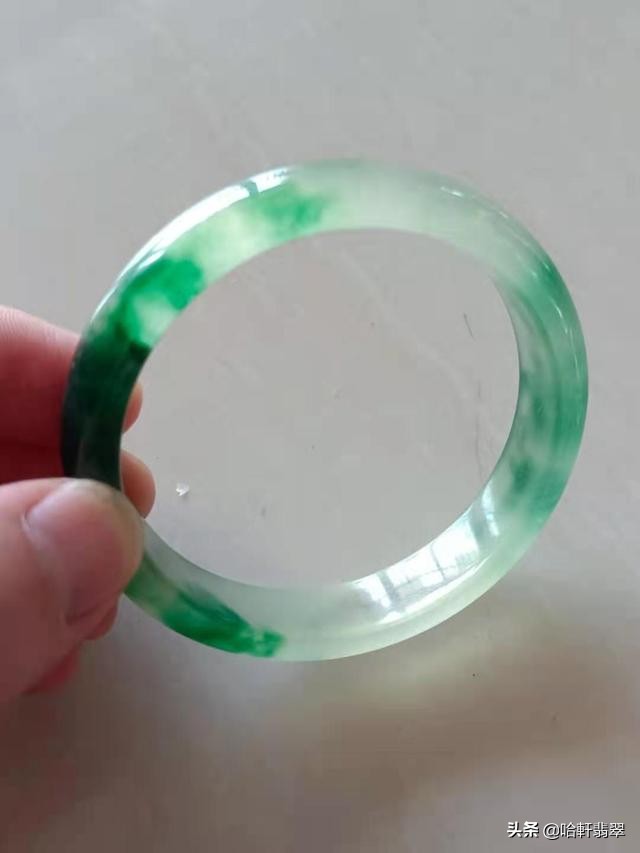 买了翡翠手镯的翠友,7万买的翡翠飘花手镯竟然只值8千