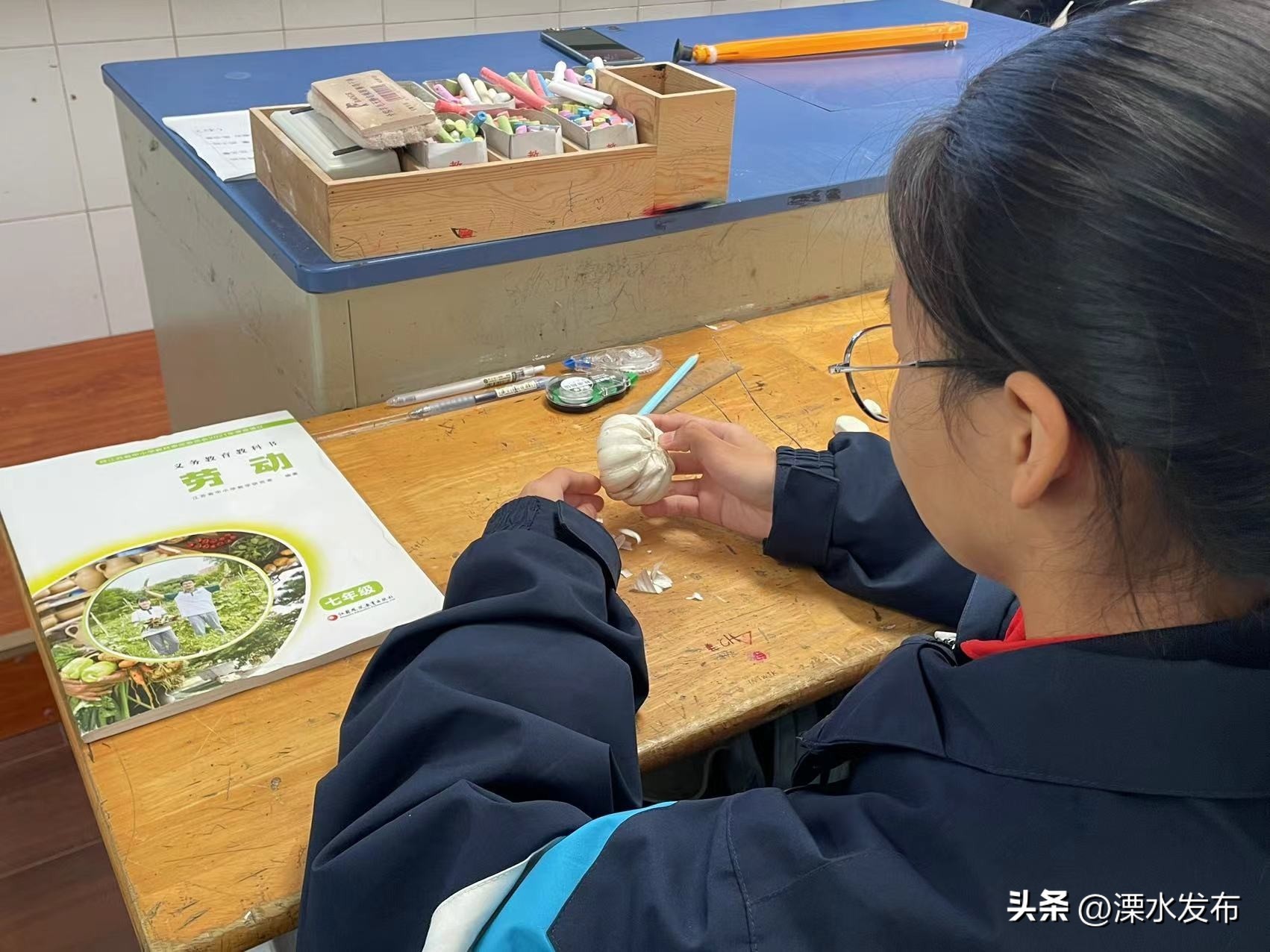翻土要翻多深？种下的大蒜哪头朝上？溧水这所中学上了一堂有滋有味的劳动课