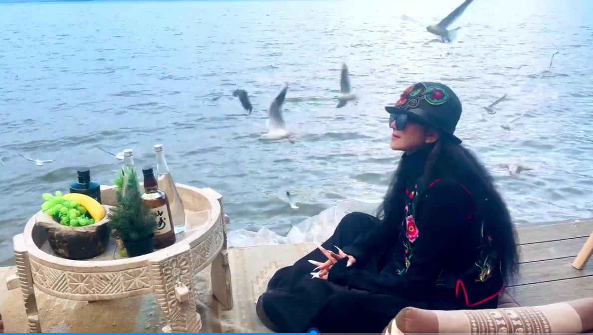 杨丽萍月亮宫没拆！豪宅内享美食美景超惬意，房间凌驾于洱海之上