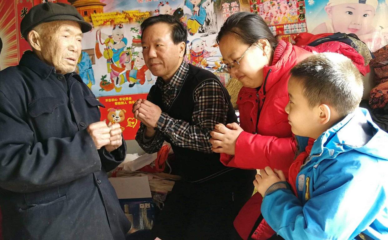 那些不帮忙带娃的老人你后悔了吗,为什么老人帮忙带孩子却觉得更累