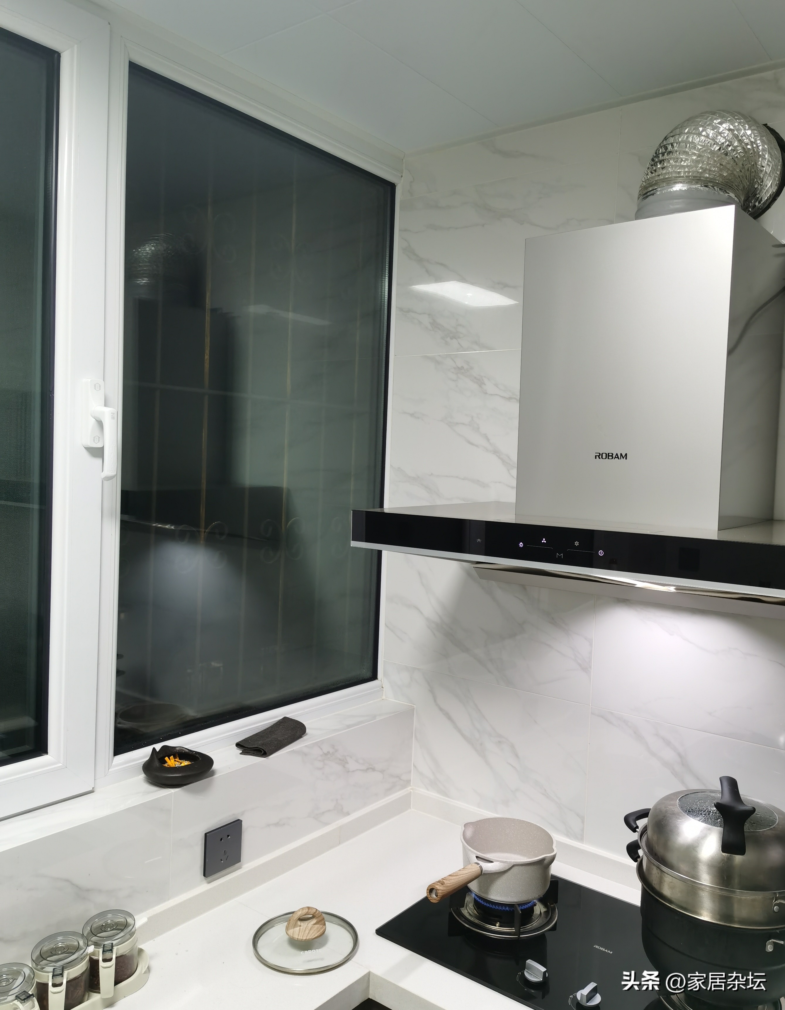 做饭时开油烟机是关窗还是开窗,抽油烟机开的时候需要开窗吗