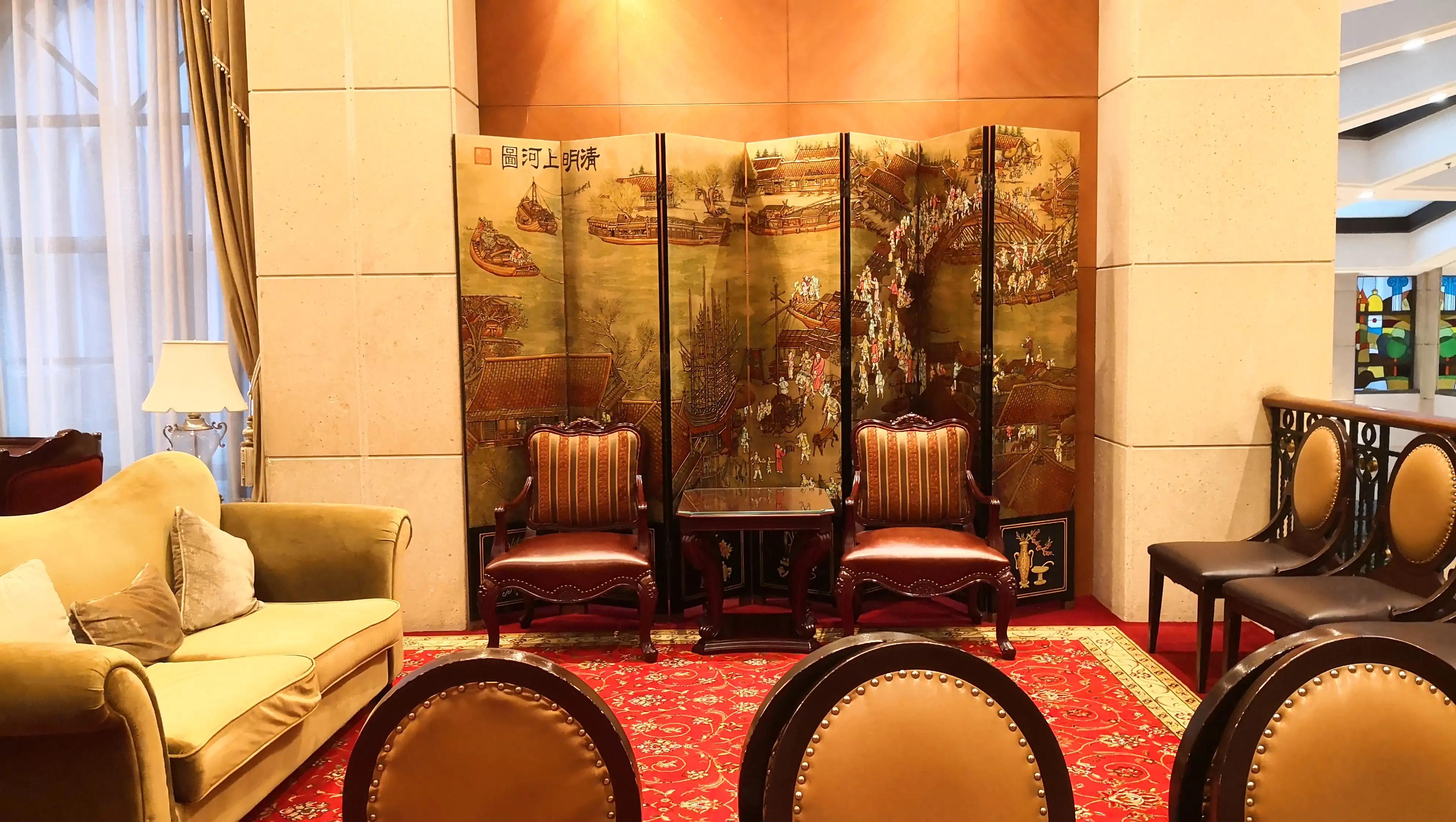 弄堂小吃、欧洲红酒，中西雅俗共赏