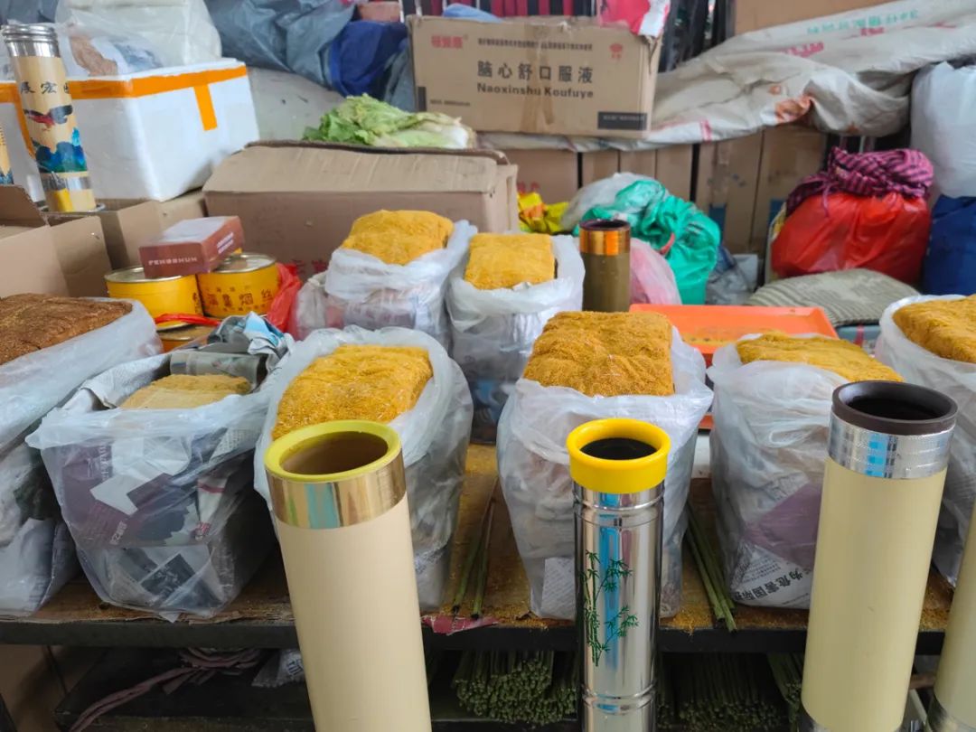 云南弥勒菜市场趣事：烟丝烟筒女人卖，妇女抱着烟筒抽