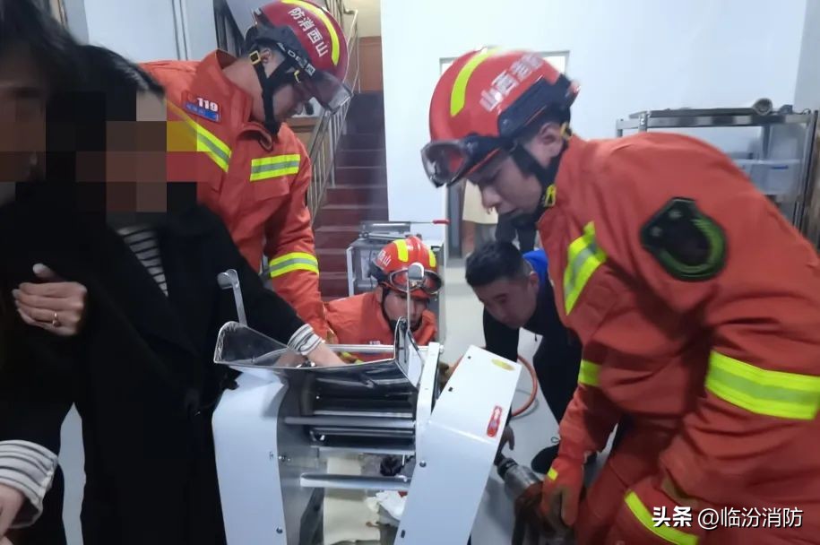 手“卡”进压面机，疼……