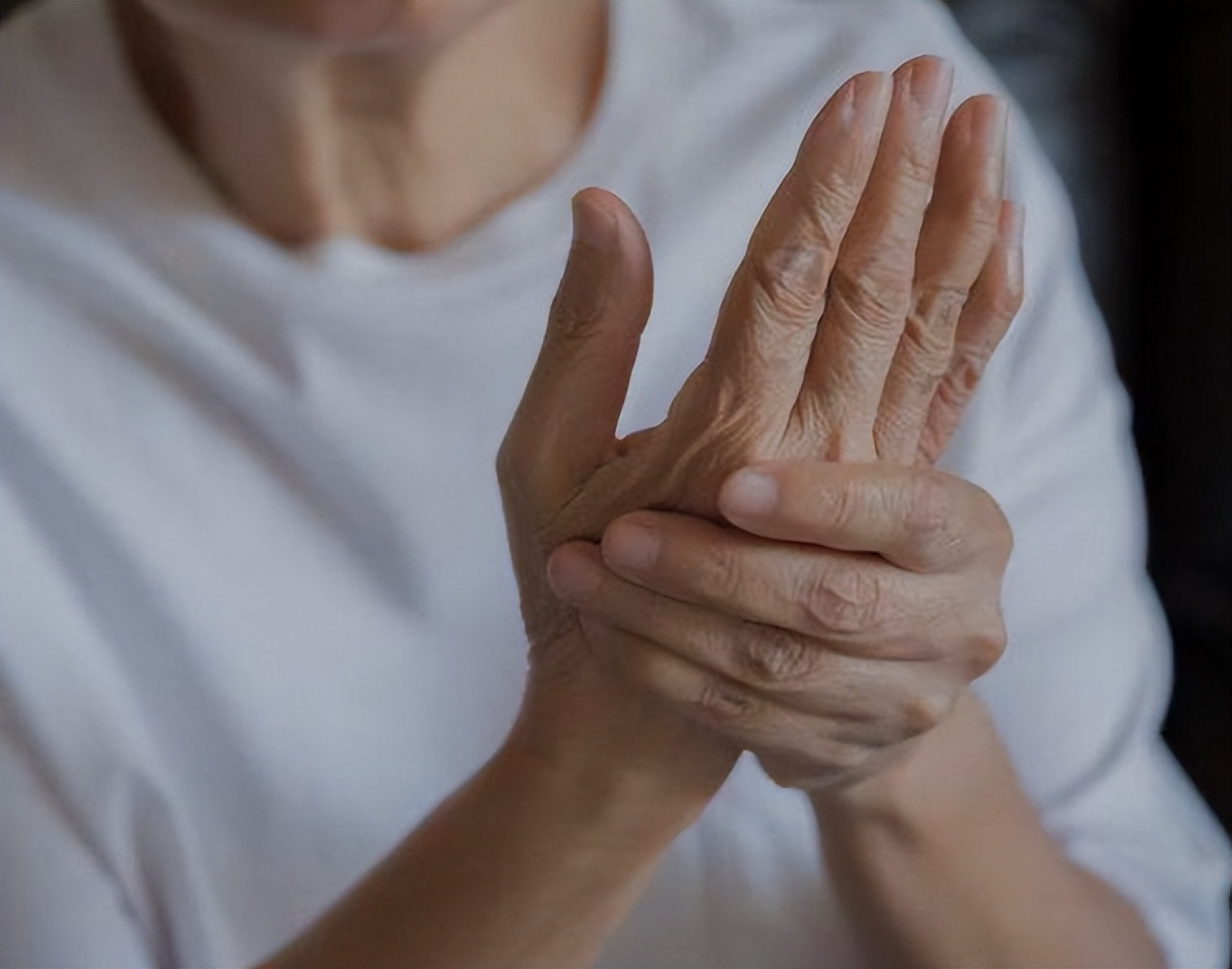 每天早上醒来两只手发胀握不住,每天早晨睡醒手总握不住怎么回事