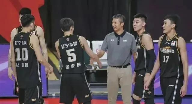 2022辽宁男篮球迷看球,辽宁男篮现场观赛视角